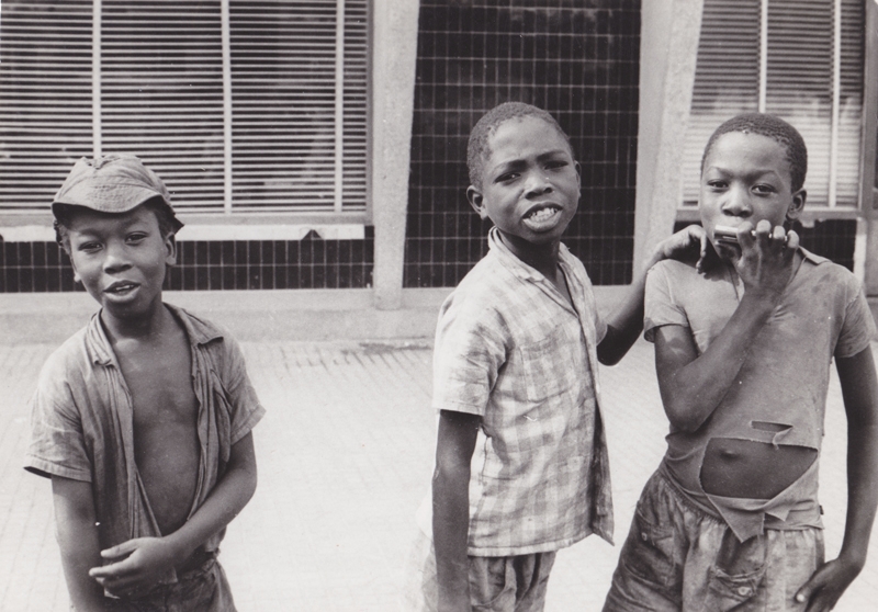 Miúdos numa rua do Luso