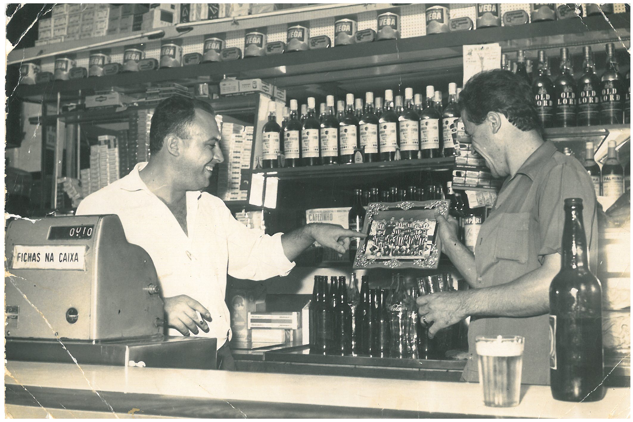 Marcelo e João Fernandes no bar do bairro de Ingá, 1966