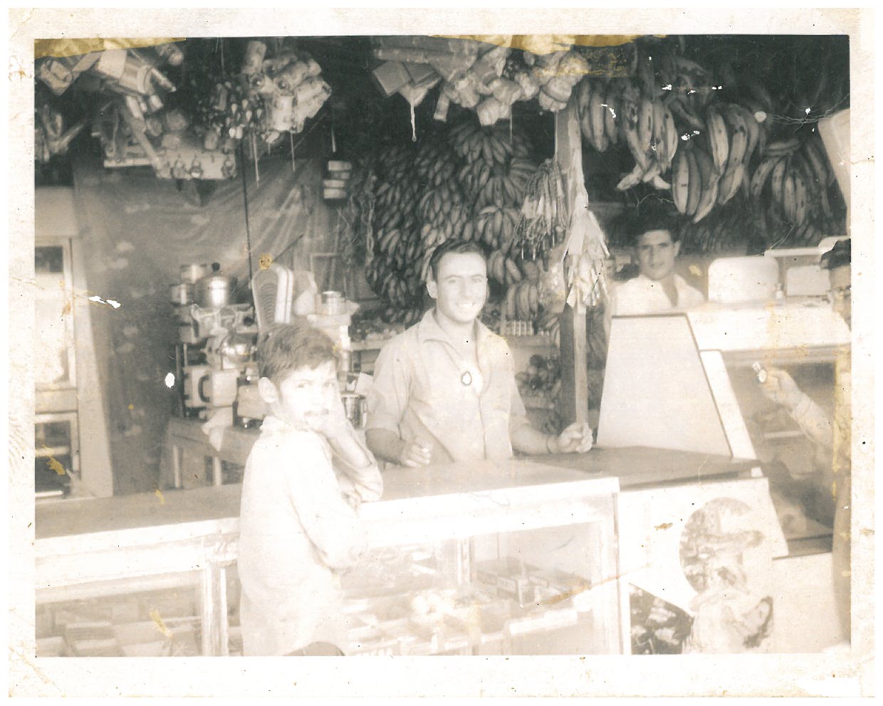 Marcelo na venda em Caracas - cerca de 1957