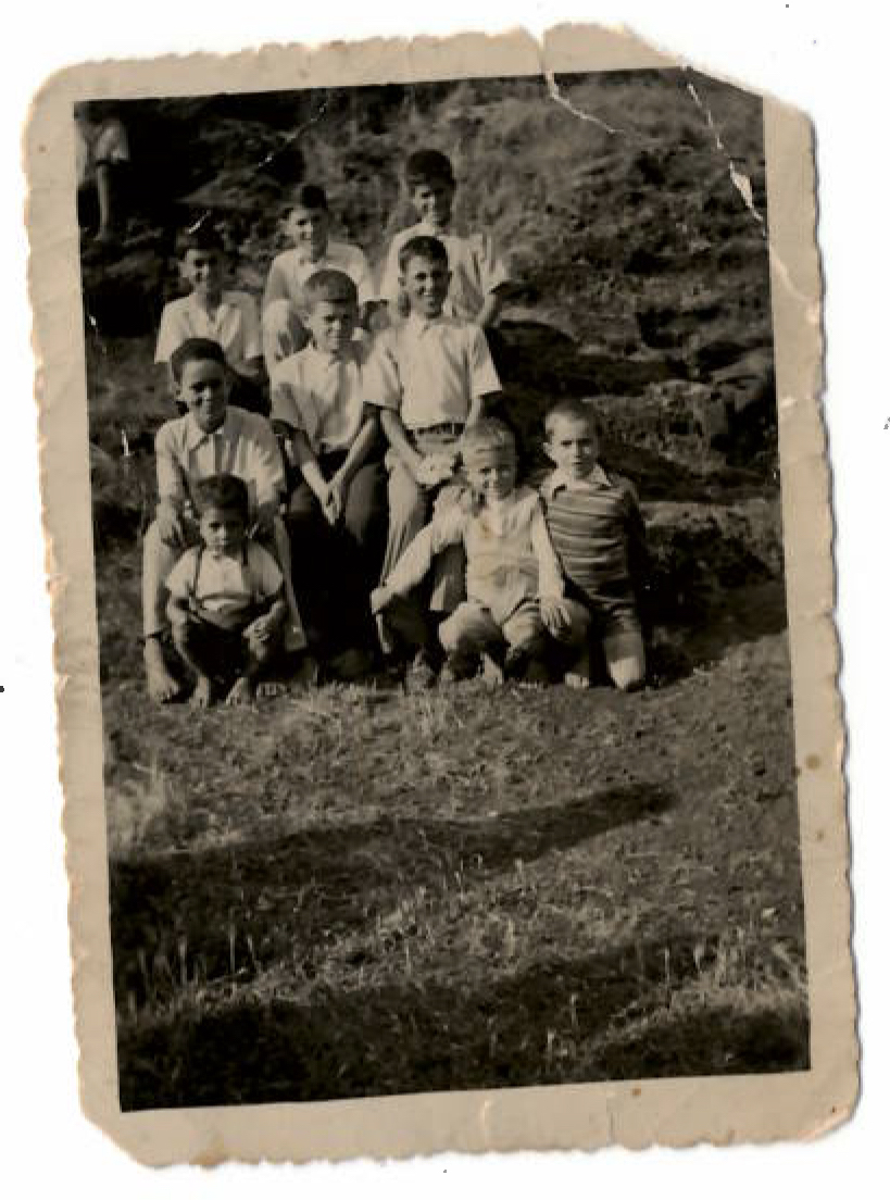 Irmãos e primos fotografados por uma tia que veio da América, cerca 1949