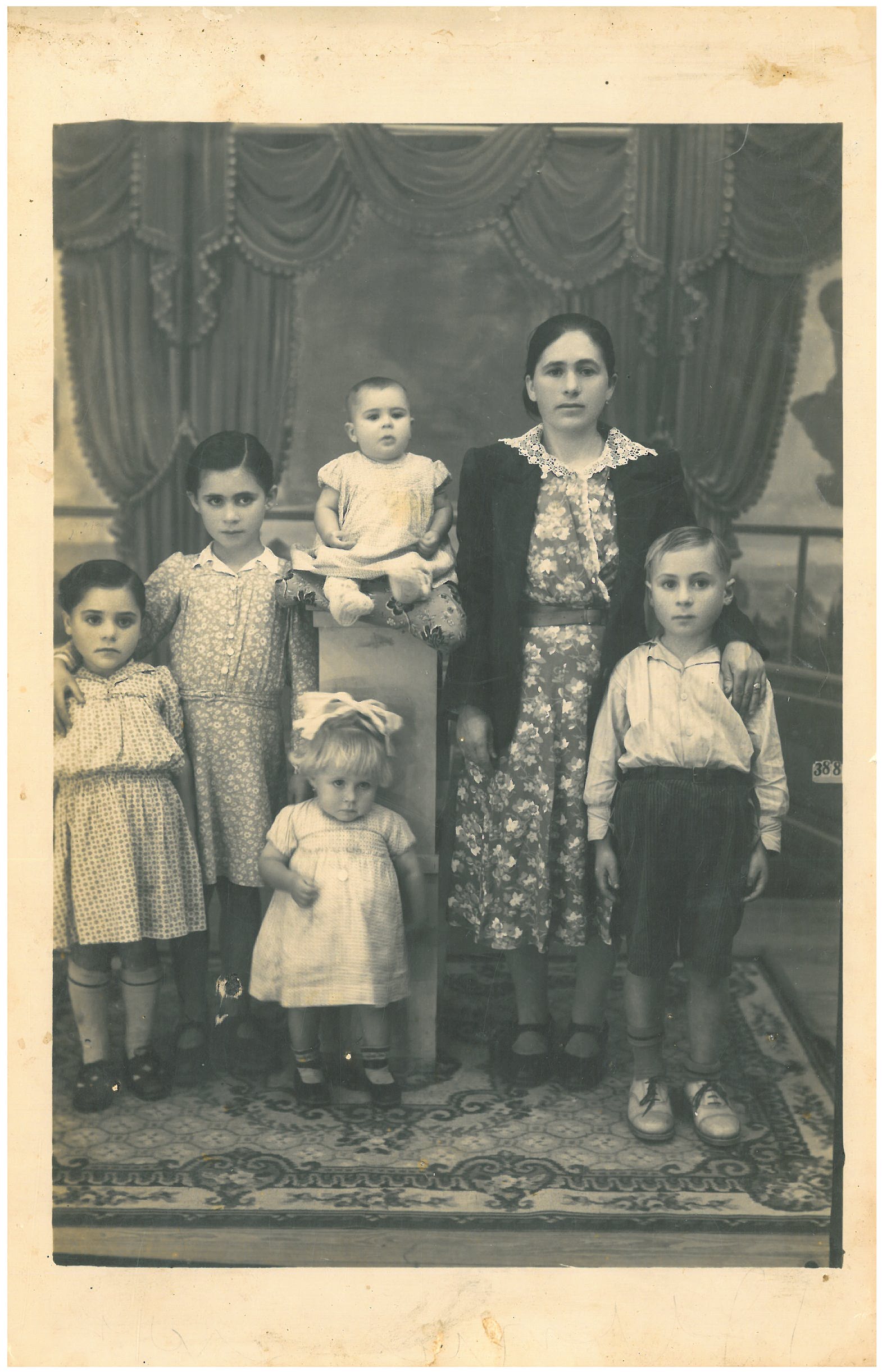 Conceição de Freitas com filhas e filho, cerca de 1946.