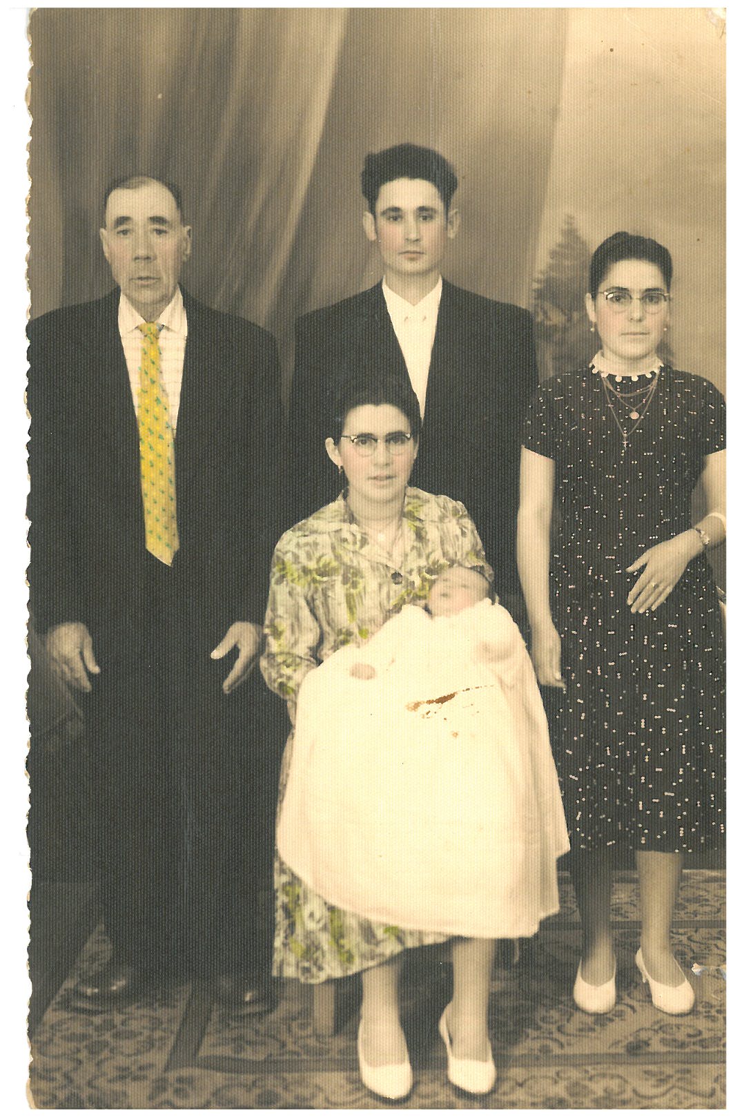 Maria Fernandes com filho ao colo, seu marido Francisco e irmã Conceição