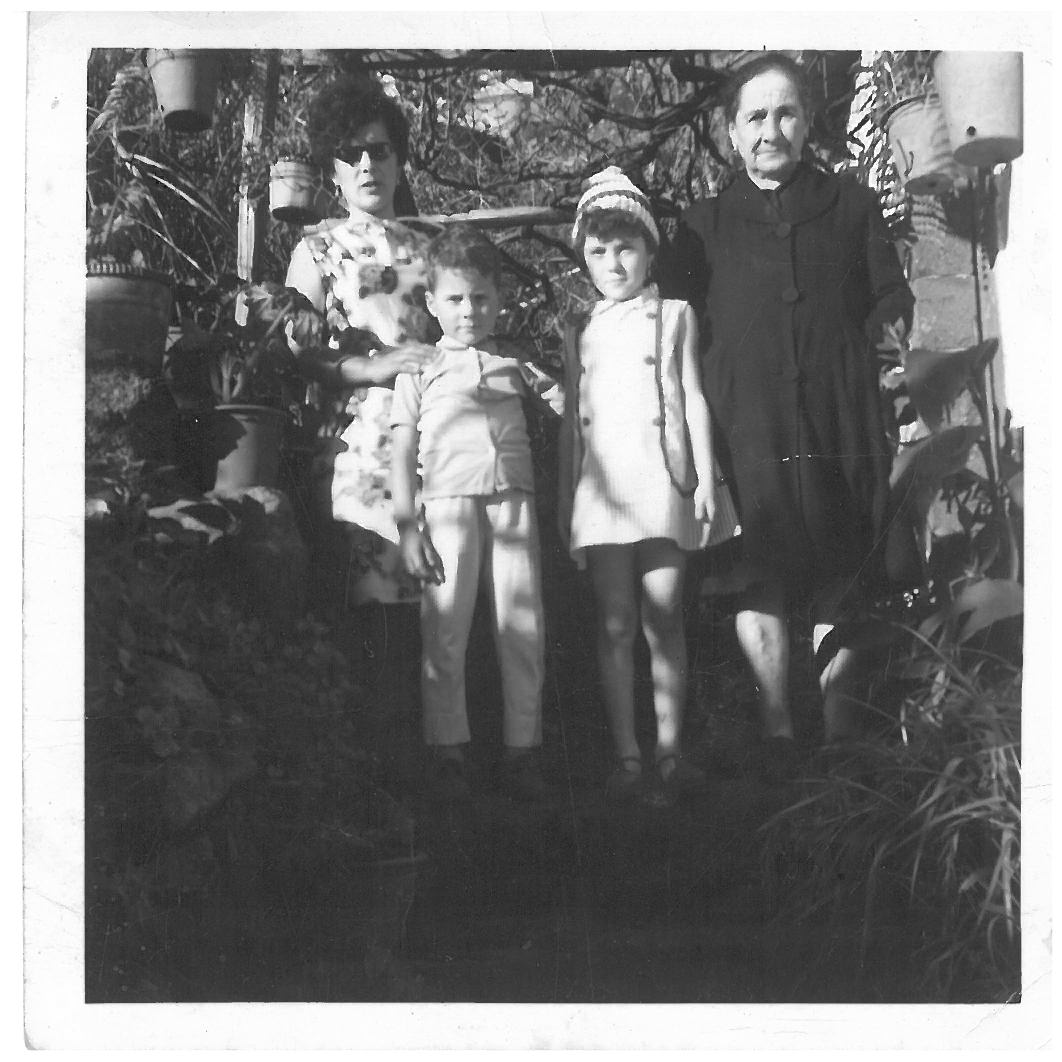 Conceição, sua mãe e filhos na Madeira, cerca de 1968