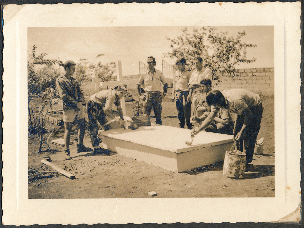 soldados constroem sepultura